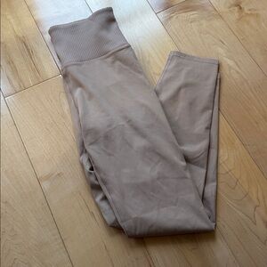 Vuori Rib Studio Legging Coconut High Waisted Performance Leggings
Size Small